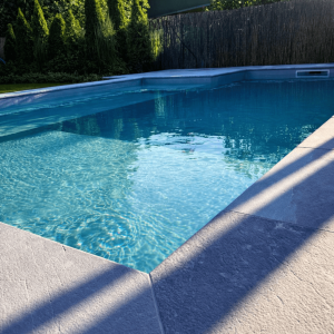 Obrzeża basenowe z trawertynu - kamień naturalny przy basenie